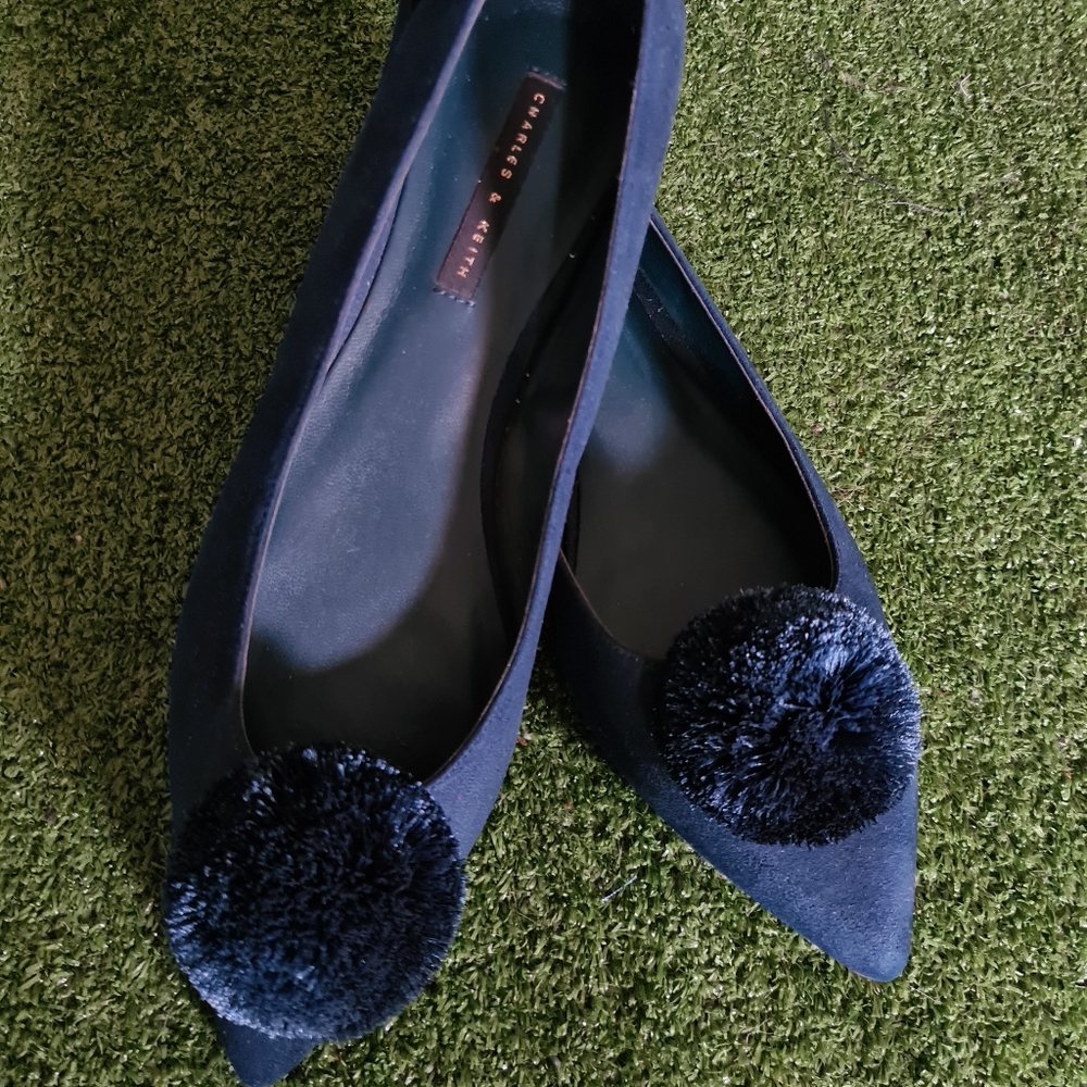 Charles and Keith green suede flats - Picture 6 of 7